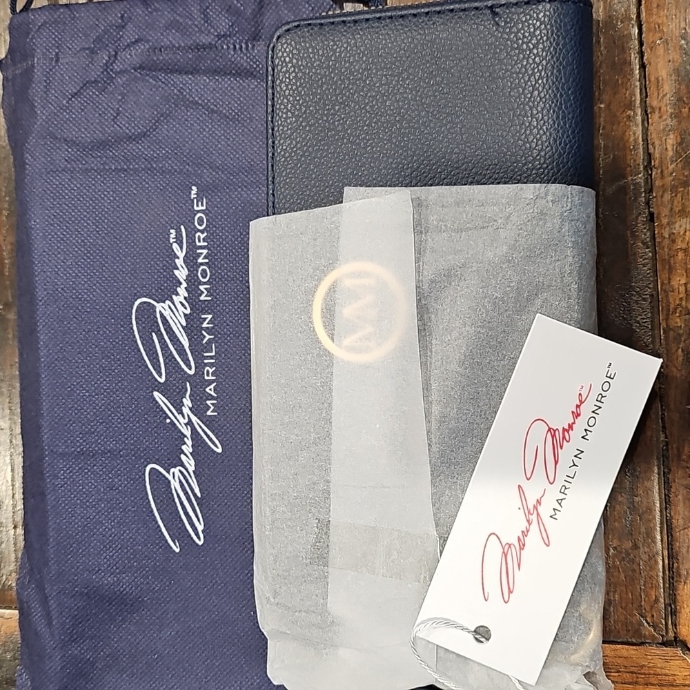 NIP Marilyn Monroe Navy Wrist Wallet